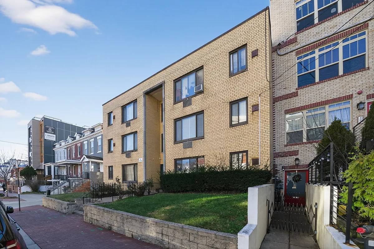 Building Photo - 810 Kennedy St NW #101