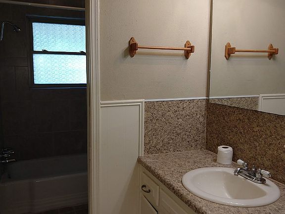 5th image of 2108 Linda Ln
