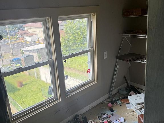5th image of 549 Chestnut St