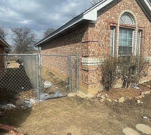 4th image of 2909 E Berry St