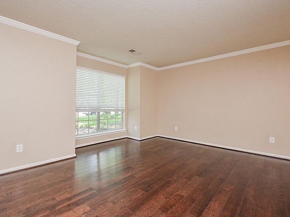 5th image of 10 Ridgecross Pl