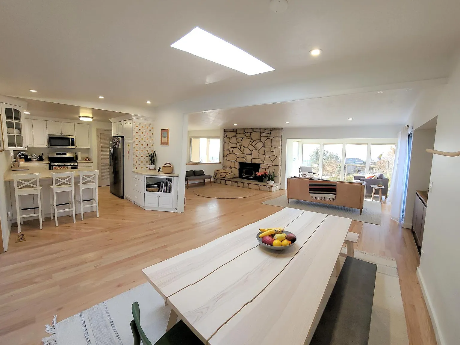 3 bed, 2.5 bath, 2400 sqft, $4,200 — Photo 2