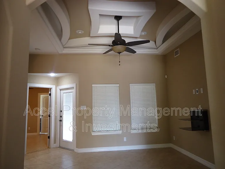 8902 N 36th Ln — Photo 3