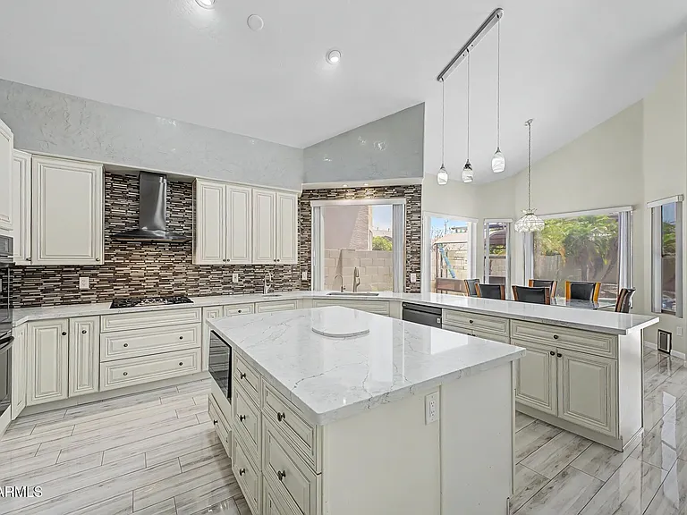 1015 E Irma Ln — Photo 14