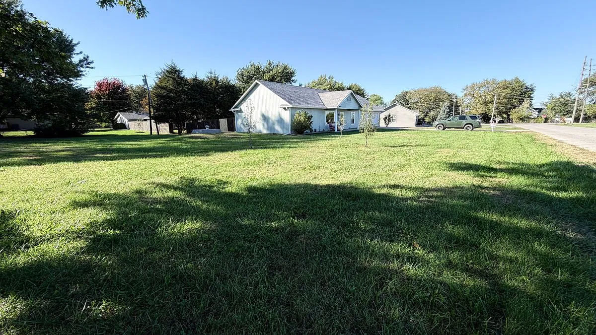 3 bed, 2.0 bath, 1456 sqft, $1,800 — Photo 3