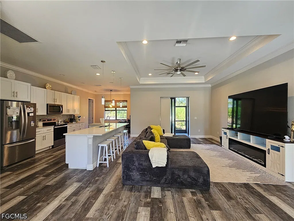 3 bed, 2.0 bath, 1632 sqft, $3,200 — Photo 4