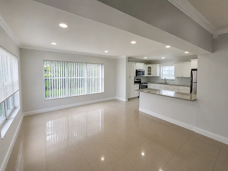 1306 S 29th Ave — Photo 3