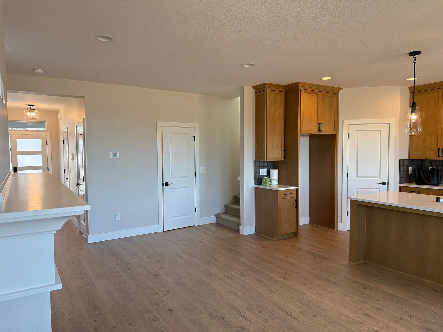 Beautiful Ridgefield Home with Modern Finishes, Spacious Layout, Attached Garage, and Convenient ... — Photo 4
