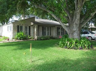 105 La Laja Dr, Angleton, TX 77515