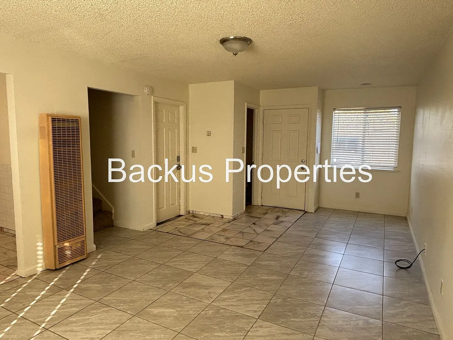 Newly renovated three bedroom duplex in Soledad — Photo 4