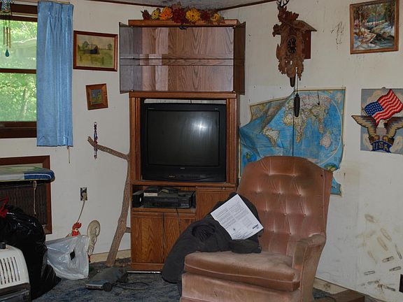 5th image of 18712 Robertson Dr