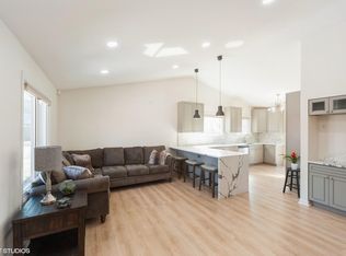 301 Alice Ct, Vernon Hills, IL