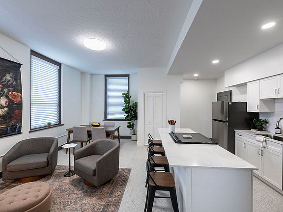 2nd image of 835 Van Buren St #302