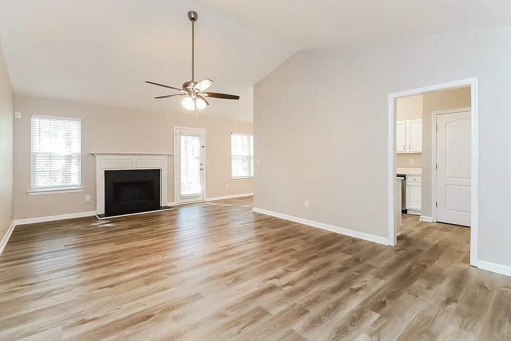 3 bed, 2.0 bath, 1309 sqft, $2,340 — Photo 4