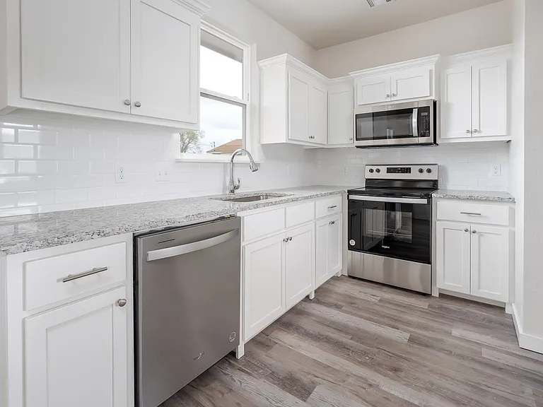 1105 Coffey Dr — Photo 2