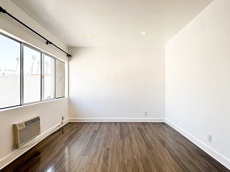 319 N Heliotrope Dr #2 — Photo 3