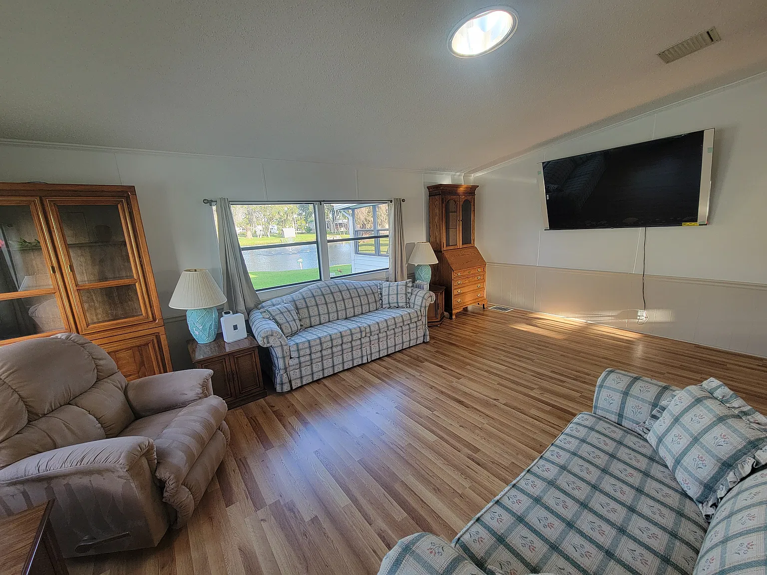 2 bed, 1352 sqft, $1,800 — Photo 2
