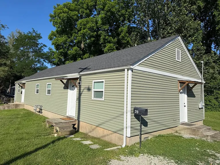219 Highland Dr — Photo 2