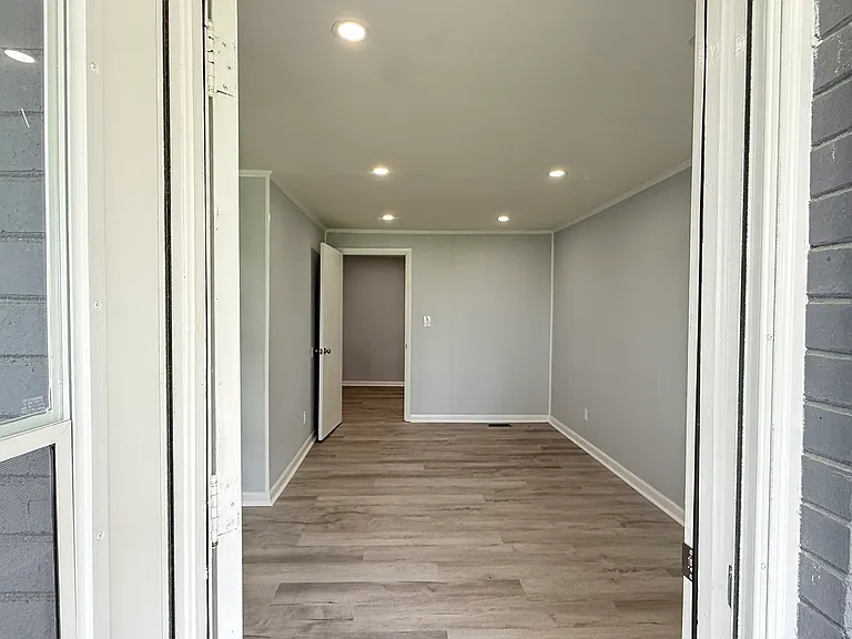 215 Newton Ln — Photo 18