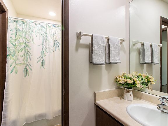 5th image of 2645 N Farwell Ave #103