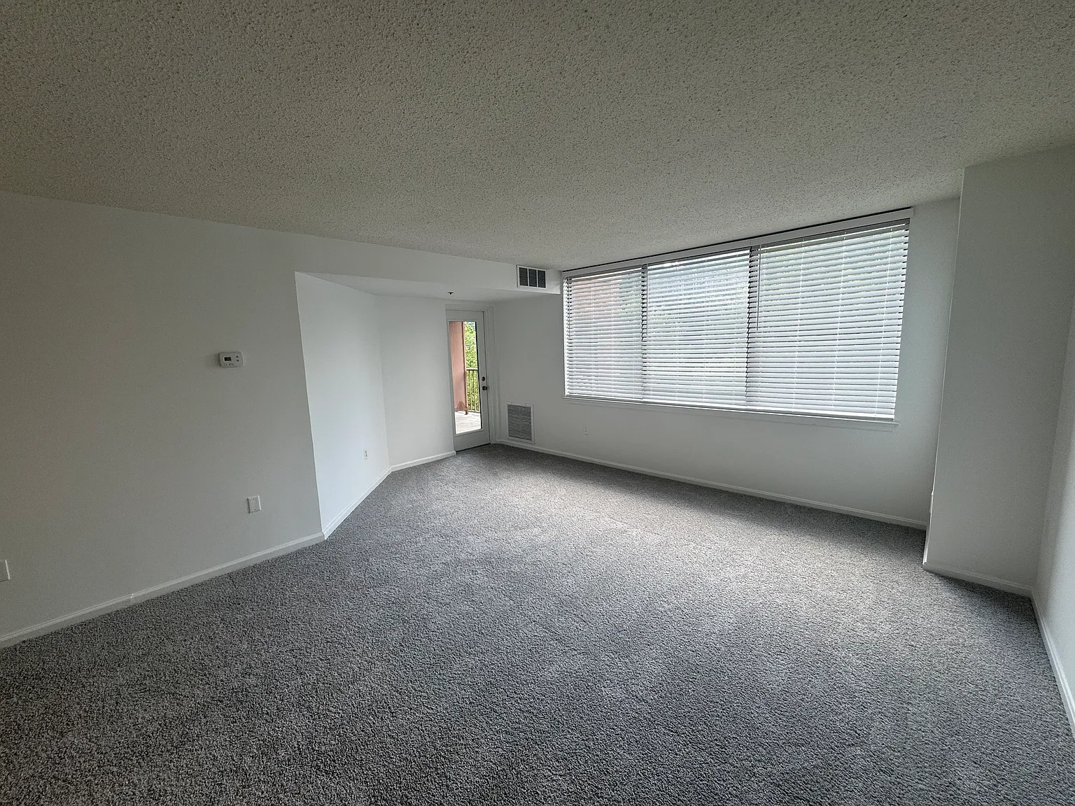 1 bed, 923 sqft, $2,200 — Photo 3