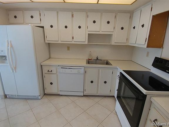4th image of 18011 Biscayne Blvd APT 803