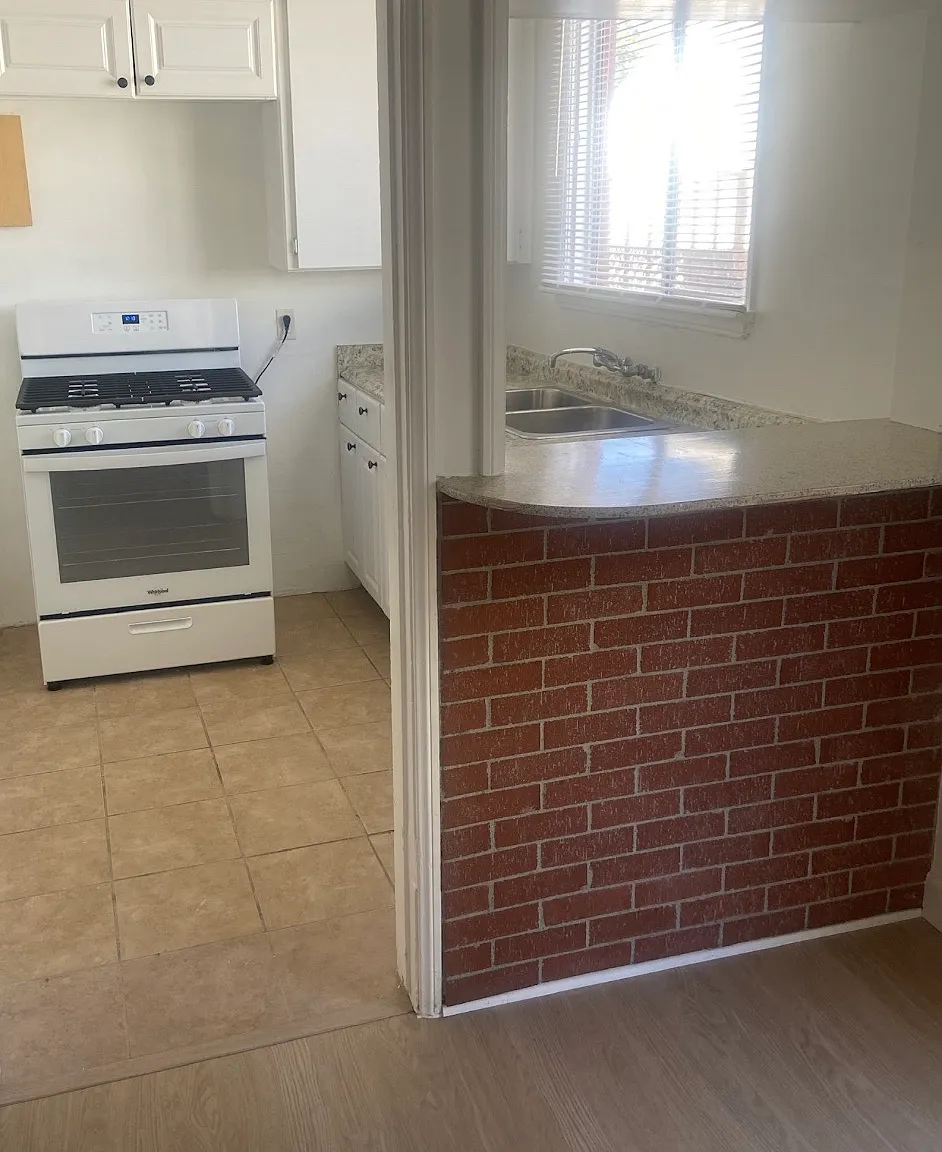 322 E Cedar Ave — Photo 3
