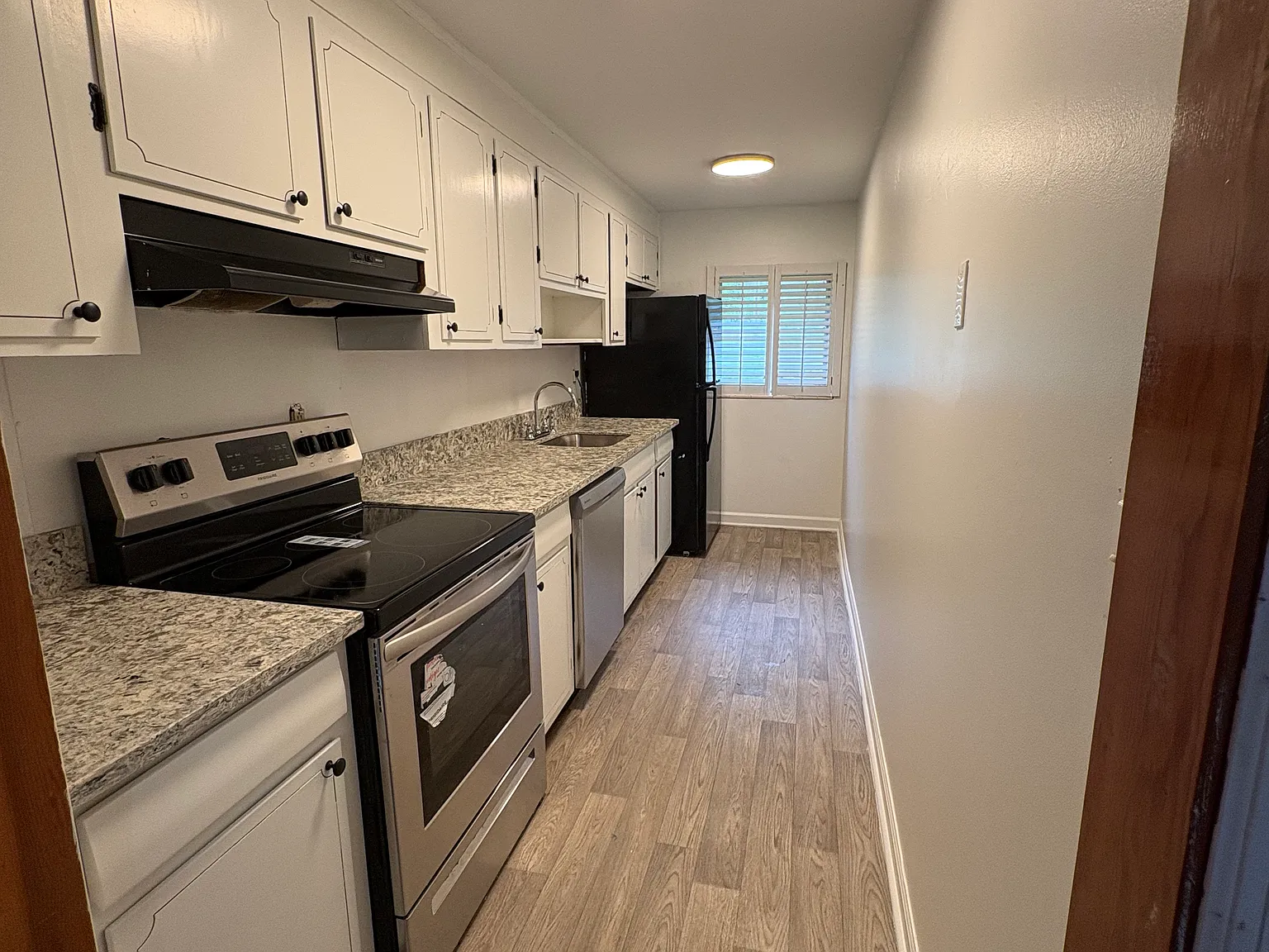 1 bed, 900 sqft, $1,300 — Photo 4