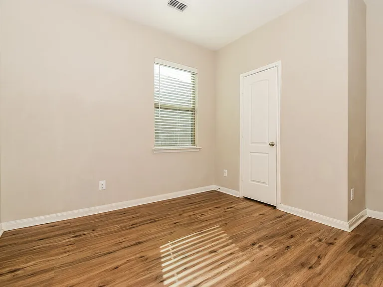 204 Aaron St — Photo 14