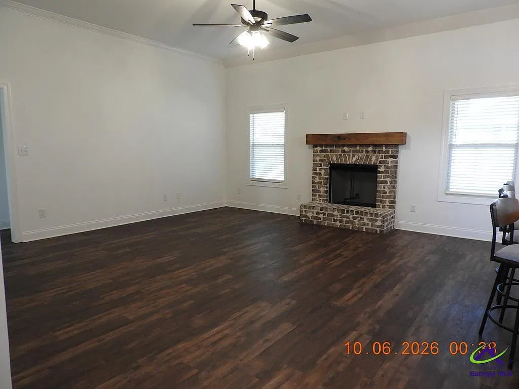 4 bed, 2.0 bath, 1986 sqft, $2,100 — Photo 3