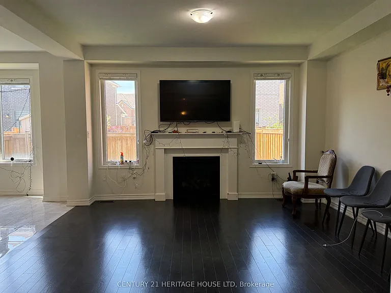 18 Dolucci Cres E — Photo 12