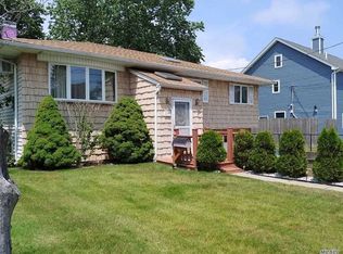 109 Beverly Ave, Massapequa Park, NY 11762