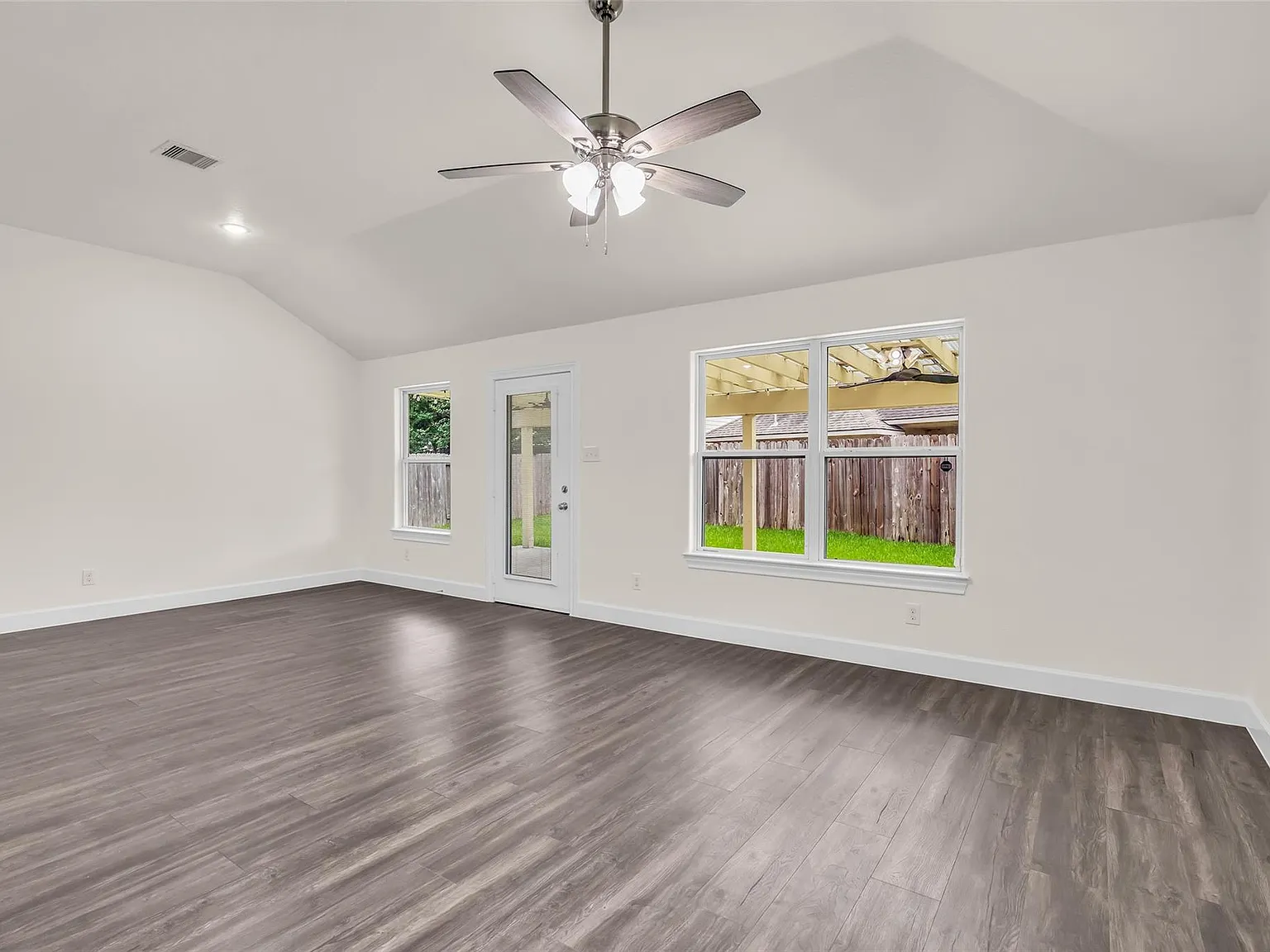 3 bed, 2.0 bath, 1430 sqft, $2,100 — Photo 3