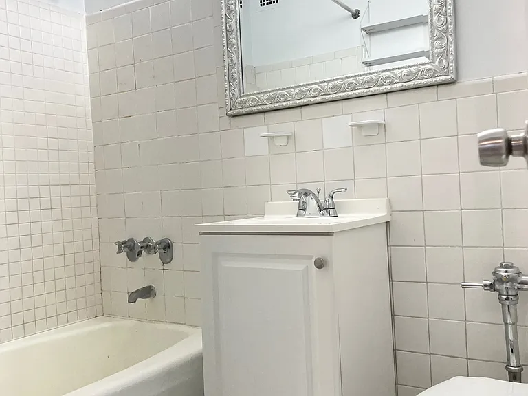 207 E 202nd St #3J — Photo 4
