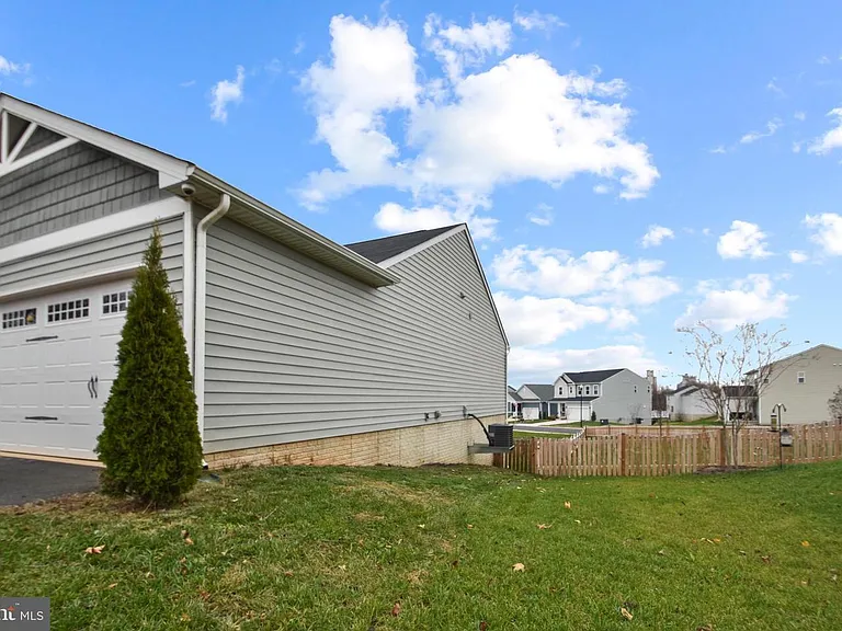 2041 Crepe Myrtle Ln — Photo 2