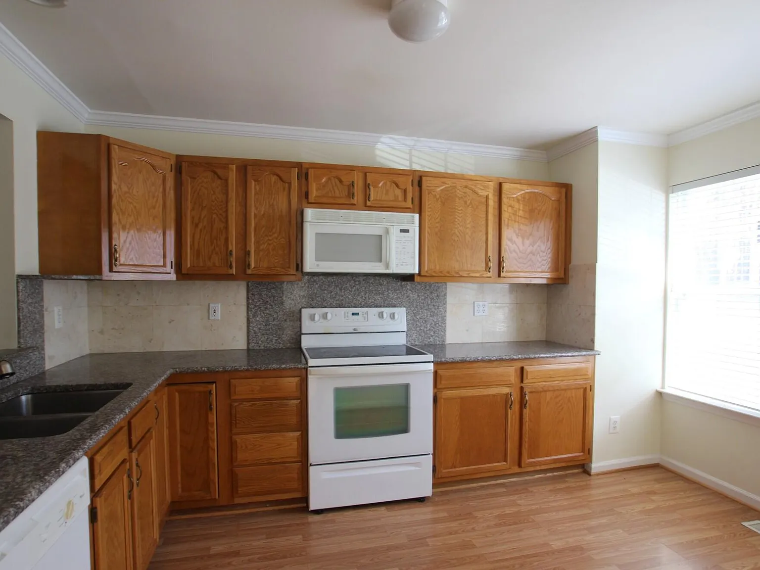 3 bed, 2.5 bath, 1450 sqft, $1,750 — Photo 2