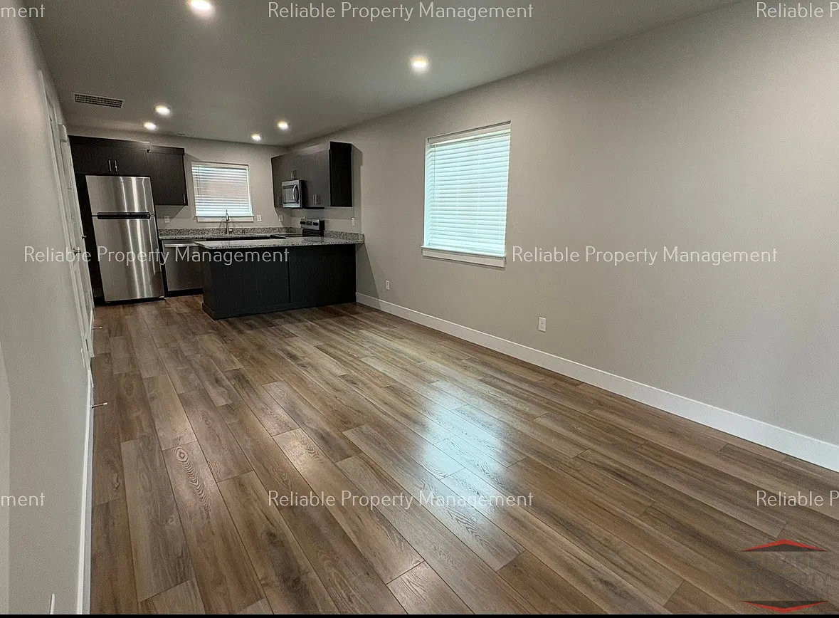 2 bed, 1.5 bath, 923 sqft, $1,295 — Photo 2