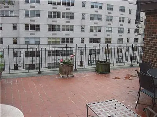 Sold by R New York | media 27