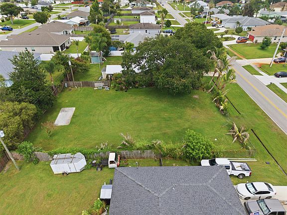 2nd image of 719 SE Thornhill Drive