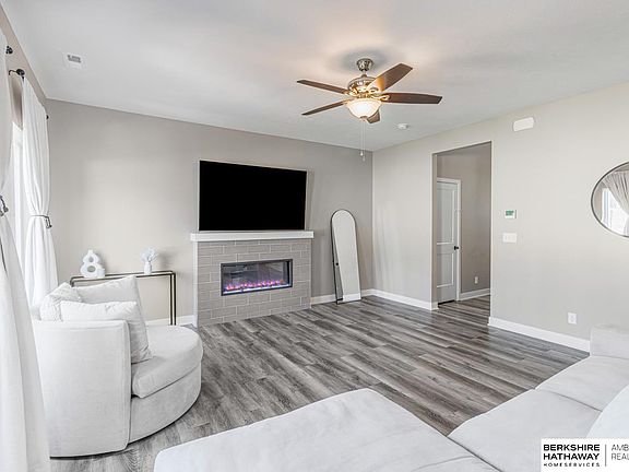 4th image of 2558 W B St