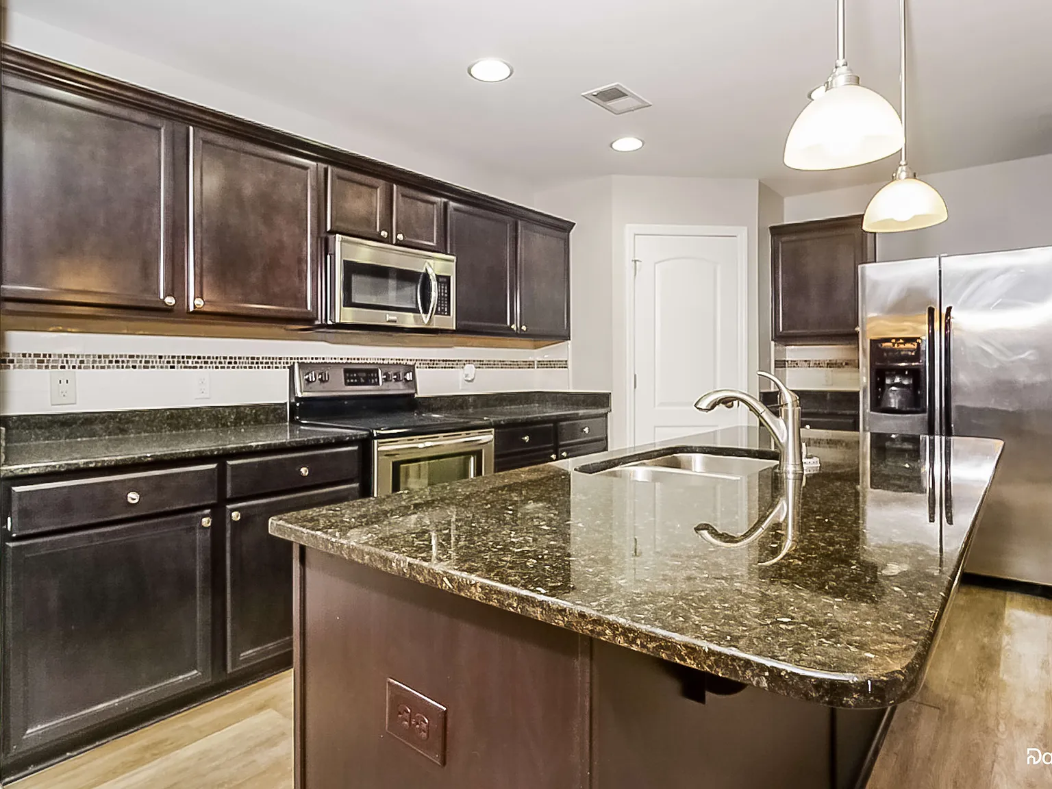 5 bed, 2.5 bath, 2812 sqft, $2,475 — Photo 2