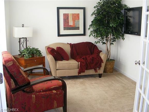 5th image of 9375 Sarah Ct