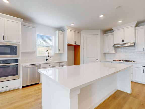 3rd image of 5702 Pedernales Bend Ln