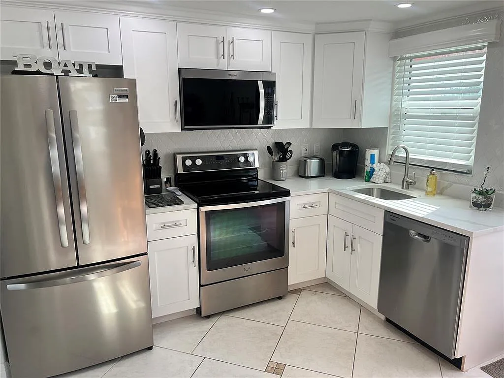 2 bed, 2.0 bath, 889 sqft, $7,500 — Photo 3