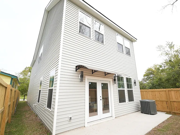 2047 Forest Ave — Photo 10