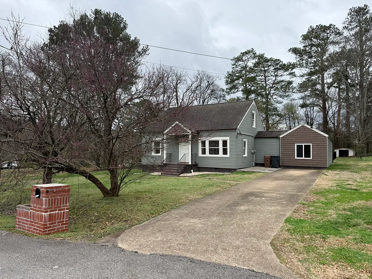 Photo 2 of 19 - 6011 Chalmers Dr - Knoxville, TN Building Photo - 6011 Chalmers Dr