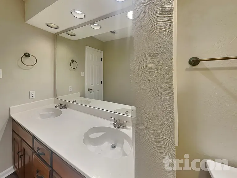509 Live Oak Dr — Photo 17