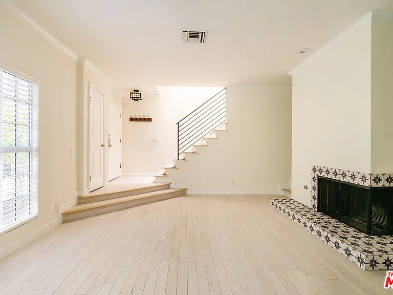 141 N Clark Dr #2 — Photo 9