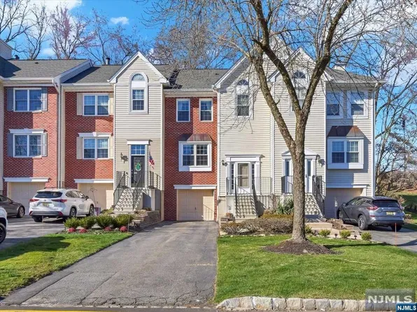 1077 Ash Dr, Mahwah, NJ 07430