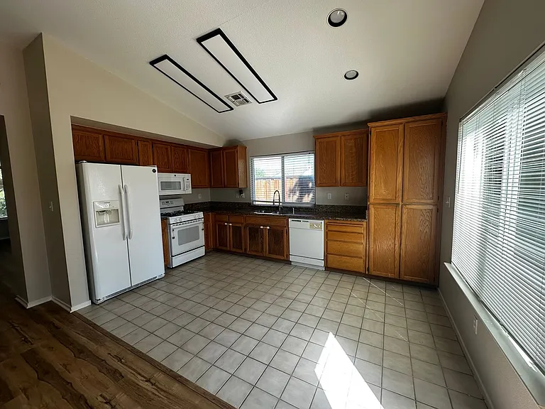 4901 Hillridge Way — Photo 3
